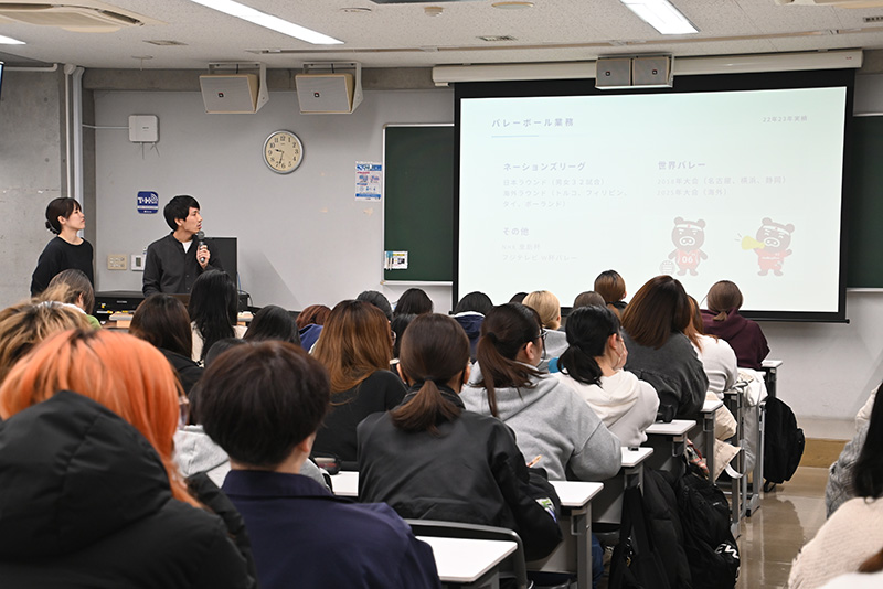 放送技術科の卒業生で(株)TBSアクト所属の鳥居岳さん、武冨友香さんは在学時代の先輩後輩。仕事でもたくさんの東放学園のOB・OGと関わるそうです