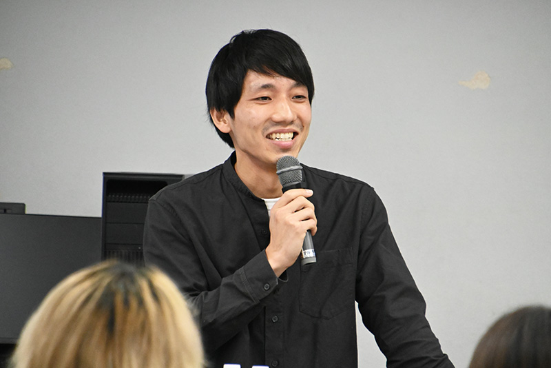 カメラマンの鳥居岳さん(14年度卒)