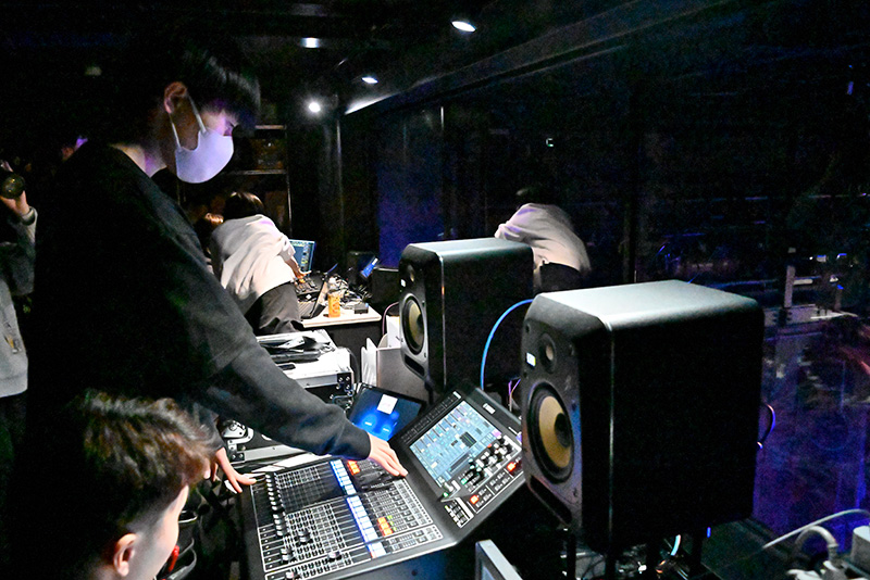 コントロールルームでは技術スタッフも学生が担当!