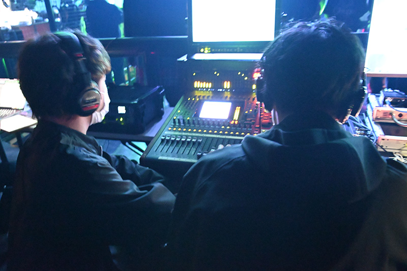 放送音響科が音声収録を担当