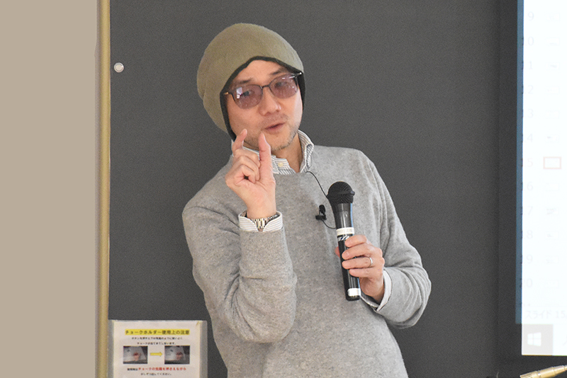 ラジオディレクター・ナレーターとして活動する新居祐一さんから、ラジオCMのつくり方について教えていただきました