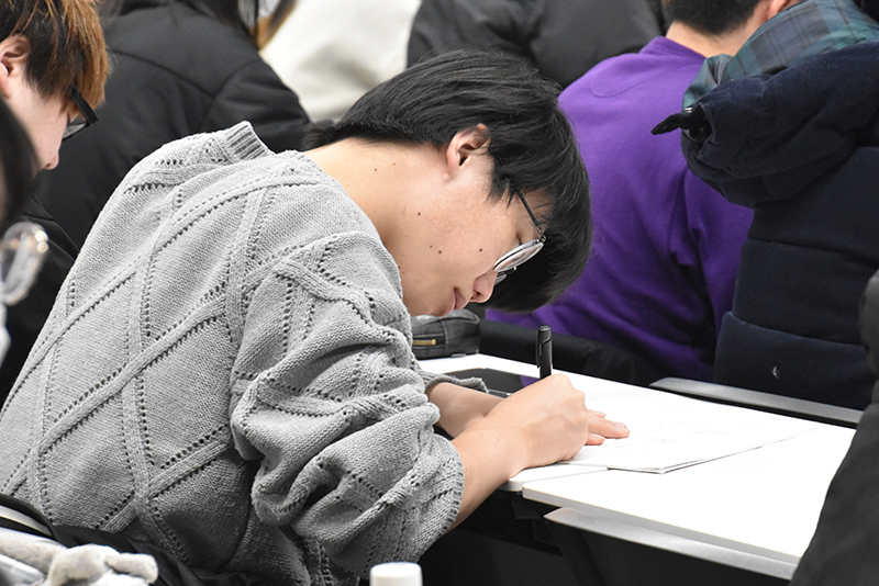 普段聞くことができない現場のエピソードに、学生たちは興味津々。メモを取りながら話を聞く様子が見られました