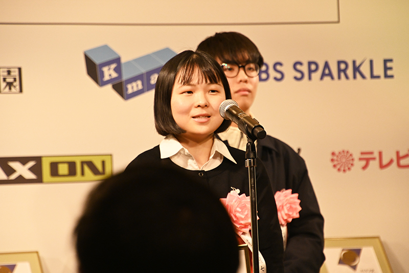 作品への思いをスピーチ