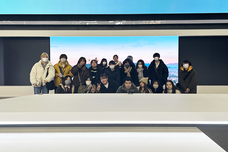 番組セットの前で記念写真!