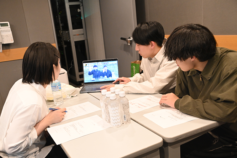 2学科合同でナレーション録りを実施!収録前には映像を見ながら打ち合わせを行います