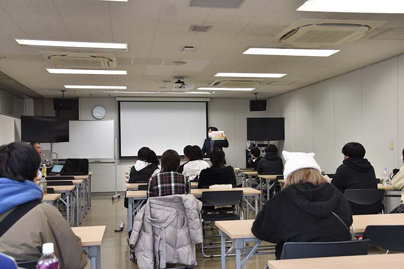 前回に引き続き、参加したのは榎本事務所代表の榎本秋先生が担当する「イラストゼミ」を受講しているアニメーション・CG科の2年生です。