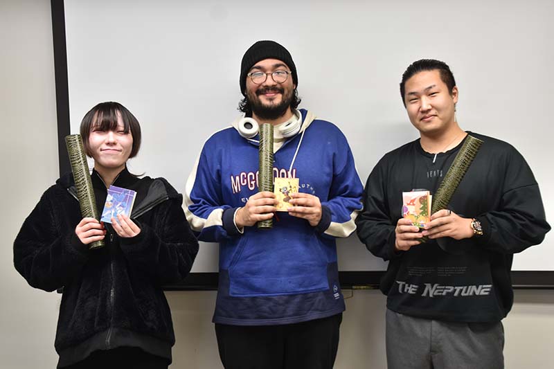 受賞した3名には賞状が授与されました。おめでとうございます!