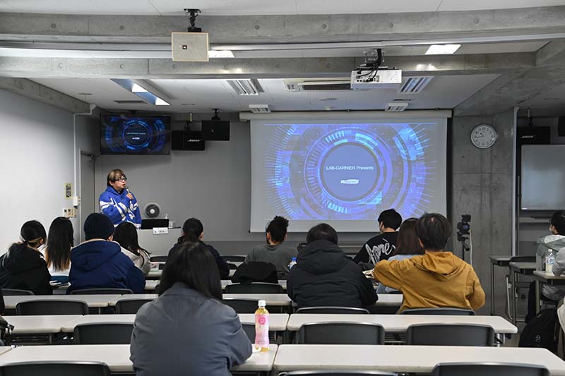 『サイレントメビウス』を手がけるマンガ家・アニメーターの麻宮騎亜さんが来校!