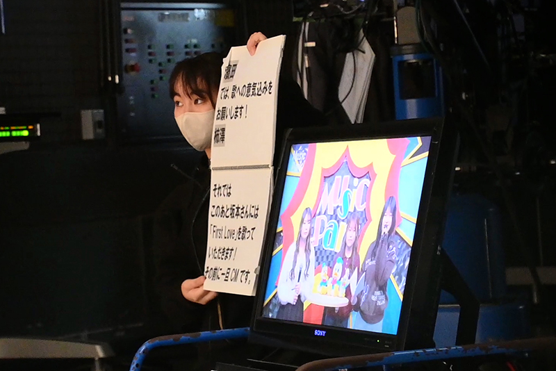 フロアディレクターがカンペを出して出演者に指示を出します