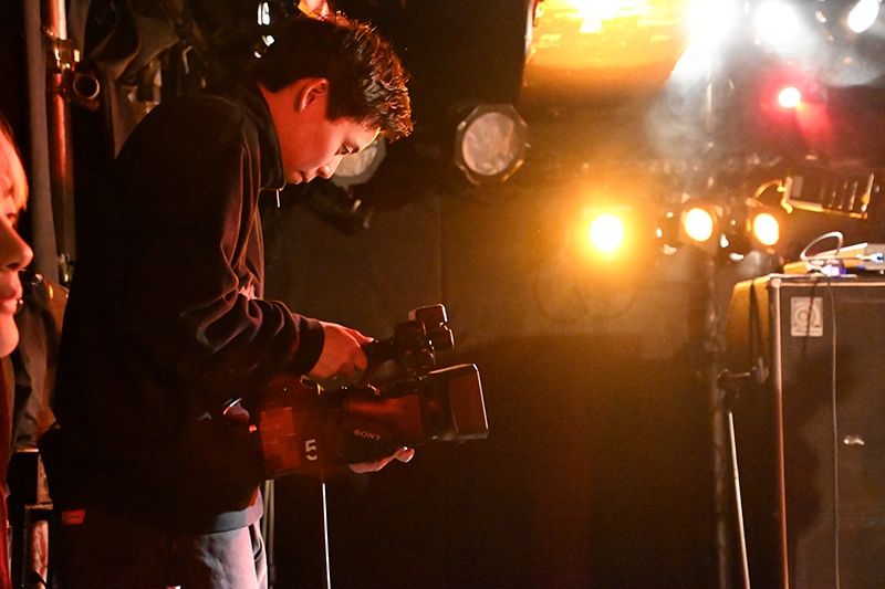 手持ちカメラでアーティストを撮影