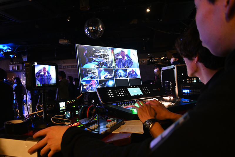 カメラのスイッチングも学生が担当