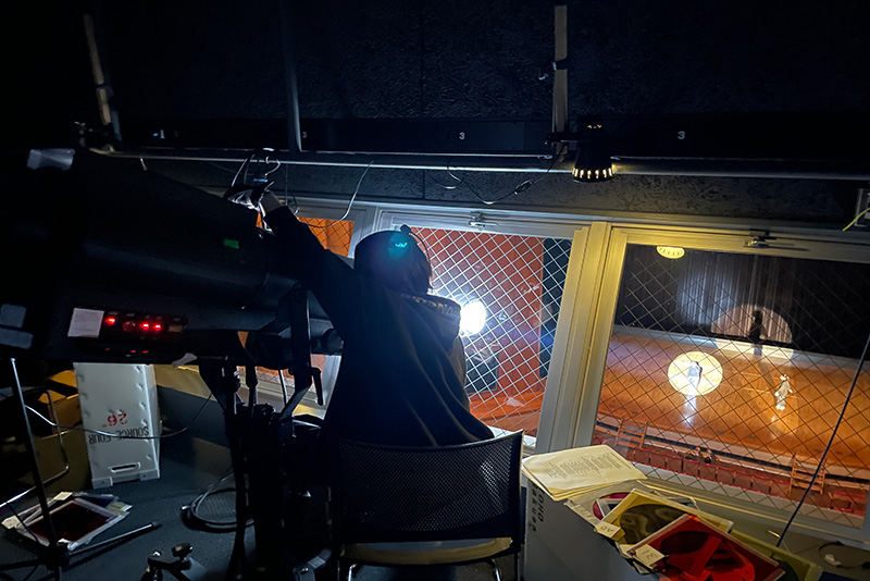 客席上部のピンルームからステージ上の人物をねらいます