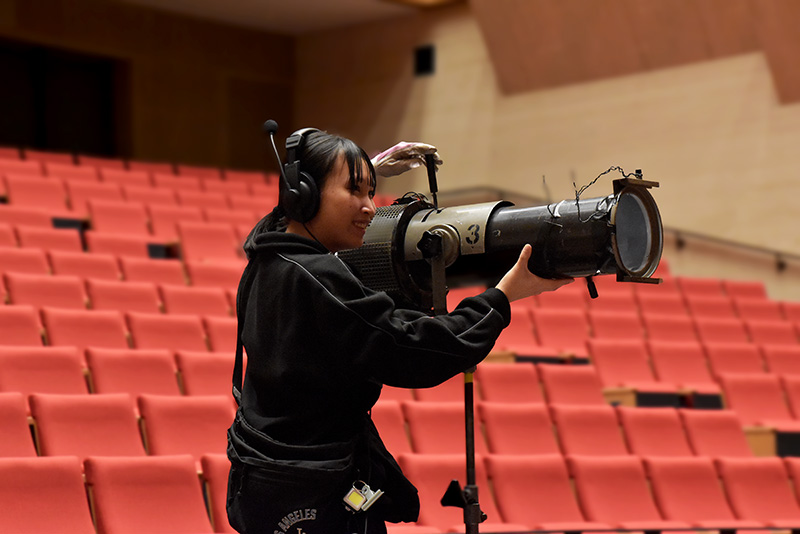 ステージ上の人物の動きに合わせて操作