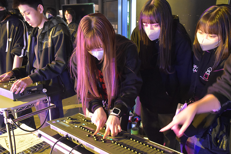 卓を使って操作を行います