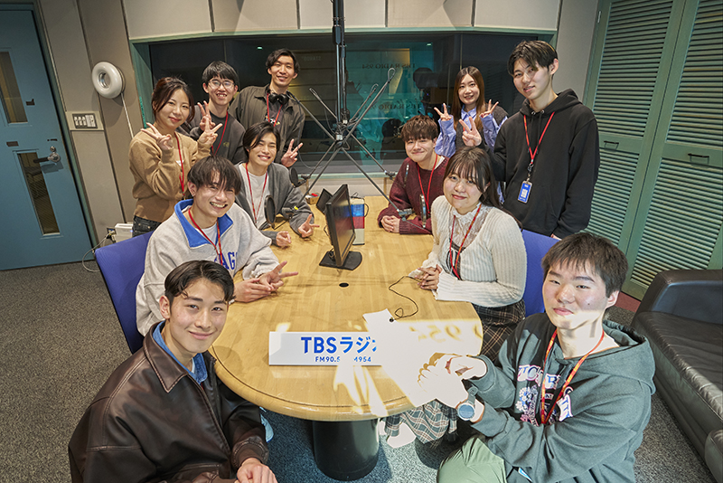 参加した学生のみなさん。緊張しながらも楽しく収録できました!