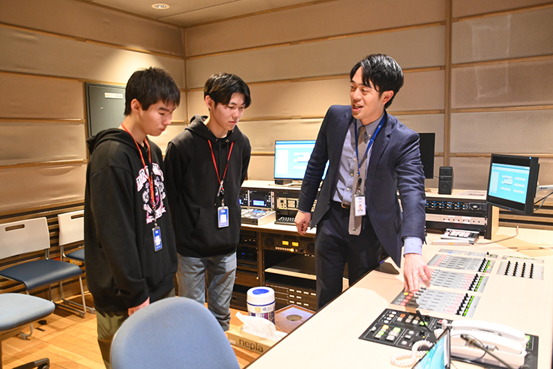 TBSラジオの生放送スタジオや収録スタジオも見学させていただきました。普段は見れない機材や放送中の様子に興味津々!