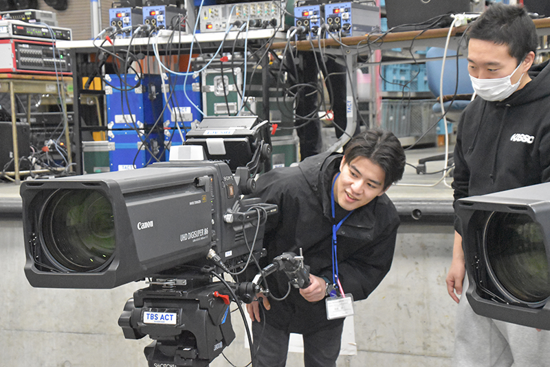 スポーツ中継やコンサート中継などで使われるズームレンズを搭載したカメラのオペレートを体験