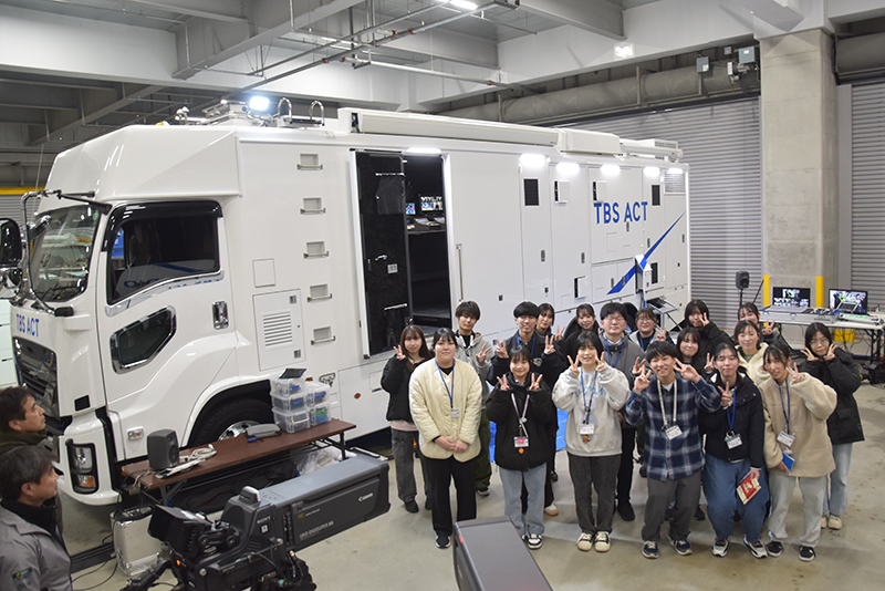 中継車の前で記念写真!