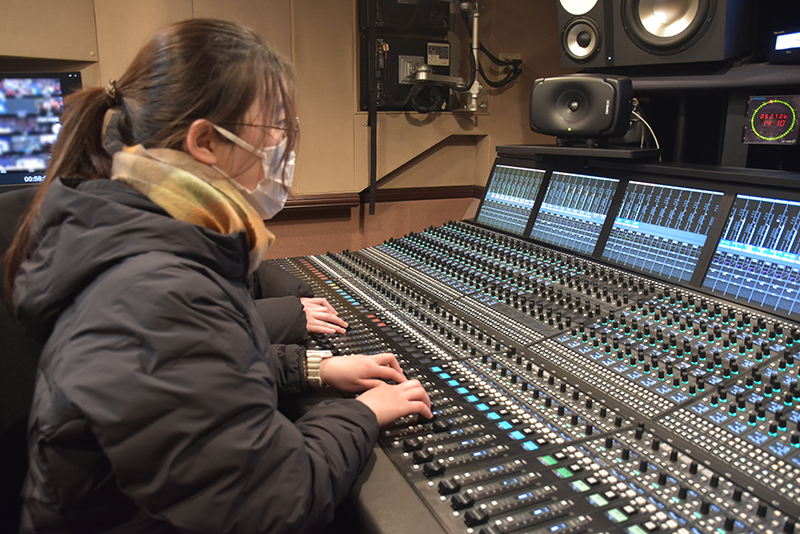 音声中継車の中も見学。オペレートにも挑戦しました