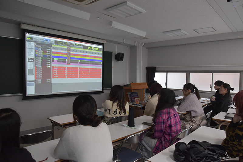 レコーディング後はmichitomoさんの編集作業の様子を見学