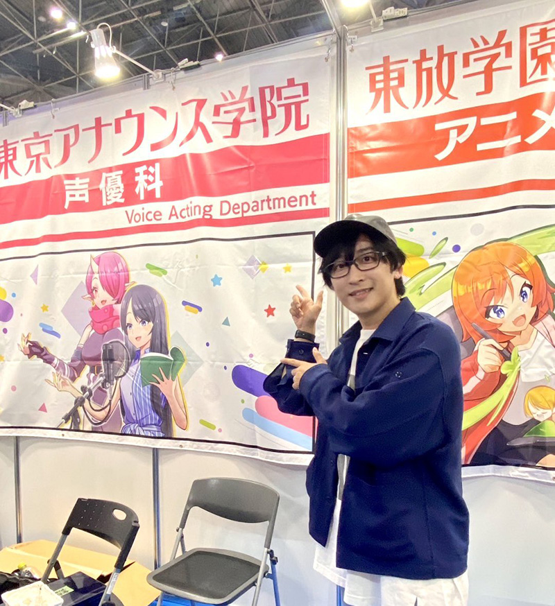 卒業生声優の寺島拓篤さんが遊びに来てくれました!声優科の垂れ幕の前でパチリ♪