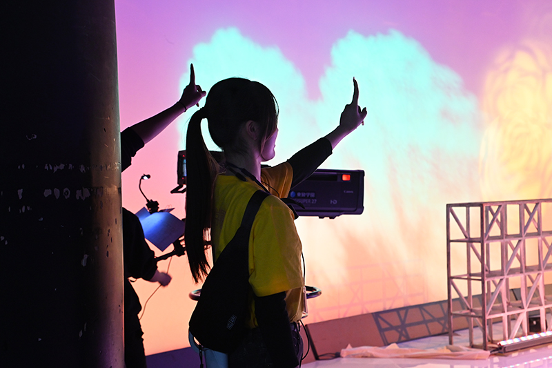 スタジオで番組を盛り上げるAD(アシスタントディレクター)。大きな声でカウントダウン!