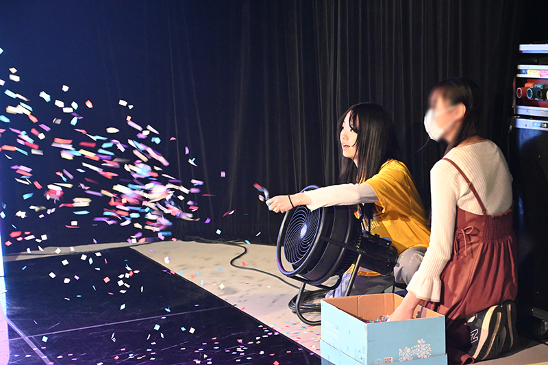 特殊効果体験では、紙吹雪を使ってステージを華やかに!