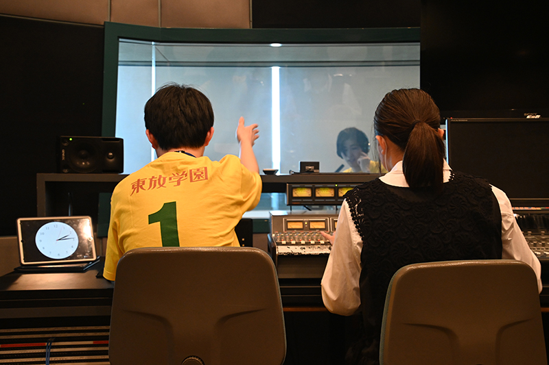 ラジオスタジオでは、ラジオディレクター・ミキサー・出演者にチャレンジしました