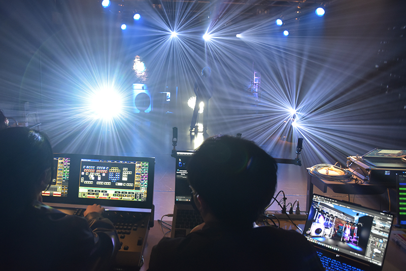 プロのサポートで照明操作にチャレンジ!照明クリエイティブ科のスペシャル体験入学