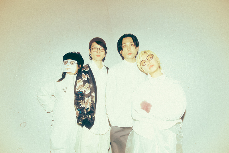 <b>一寸先闇バンド</b>
おーたけ@じぇーむず(vo&g)、大山拓哉(Dr.&Cho.)、かくれみの(Pf.&Cho.)、山口竜生(Syn. )。