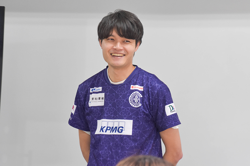 株式会社Criacaoの峰尾隼人さんにお越しいただき、クラブの概要やコンセプト、活動内容、ホームゲームのスタジアムDJについてご説明いただきました。