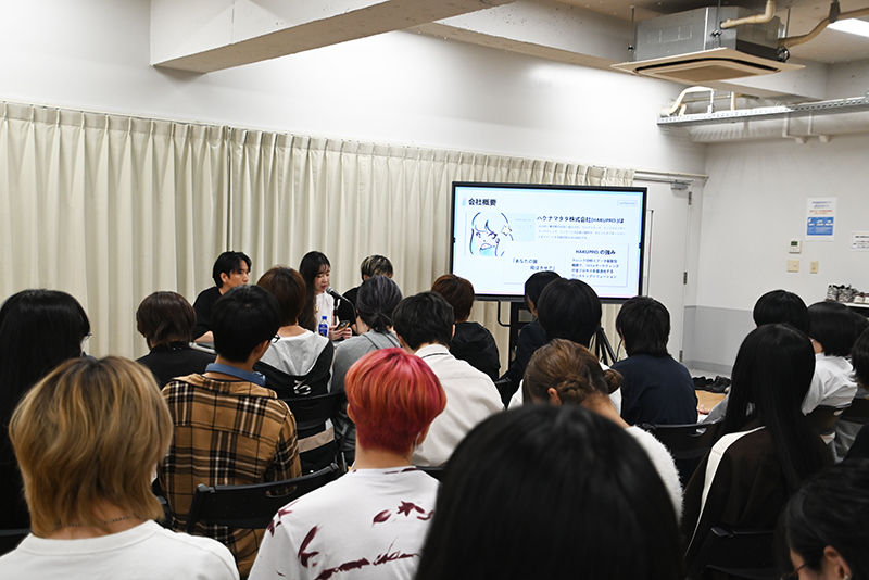 TikTok LIVEなどの動画・配信で商品を紹介する“ライブコマーサー”という新しい仕事について、学生たちは興味津々!