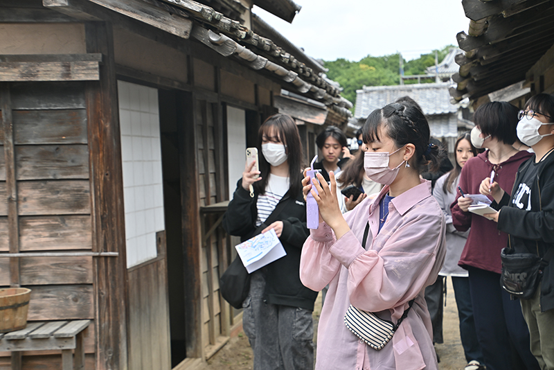 気になるセットの写真を撮ったり