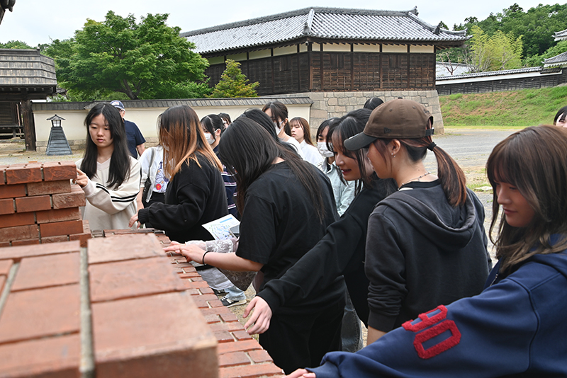 セットで使われている素材に触れてみたり…