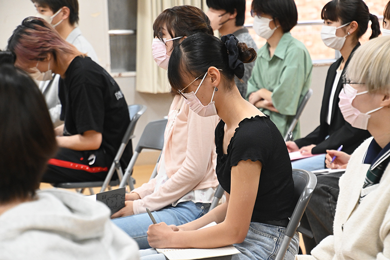 真剣にメモを取る学生たち