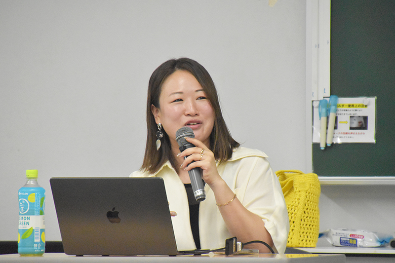 『ZIP!』のトレンド紹介コーナー「キテルネ!」ディレクター・演出の志和幸奈さんが来校!