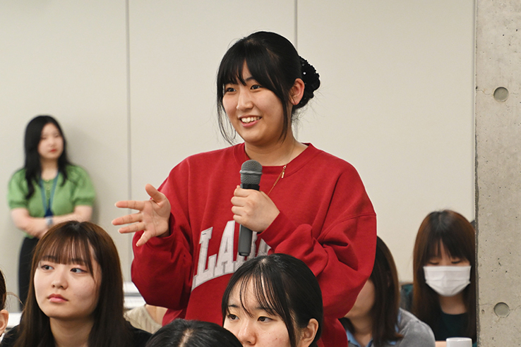 学生からのたくさんの質問に答えていただきました