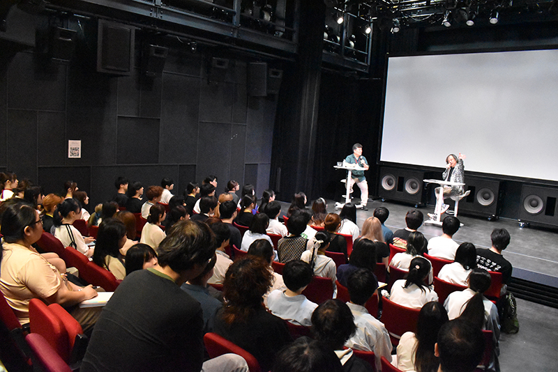 専門学校東京アナウンス学院の劇場・TAG TAG theaterにて実施。終始笑顔の絶えないとても楽しい講義になりました!