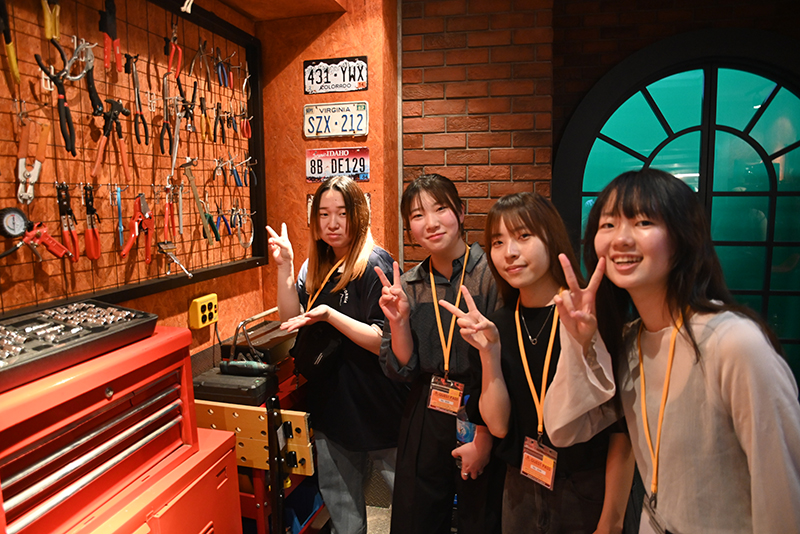 放映中のセットの前で!