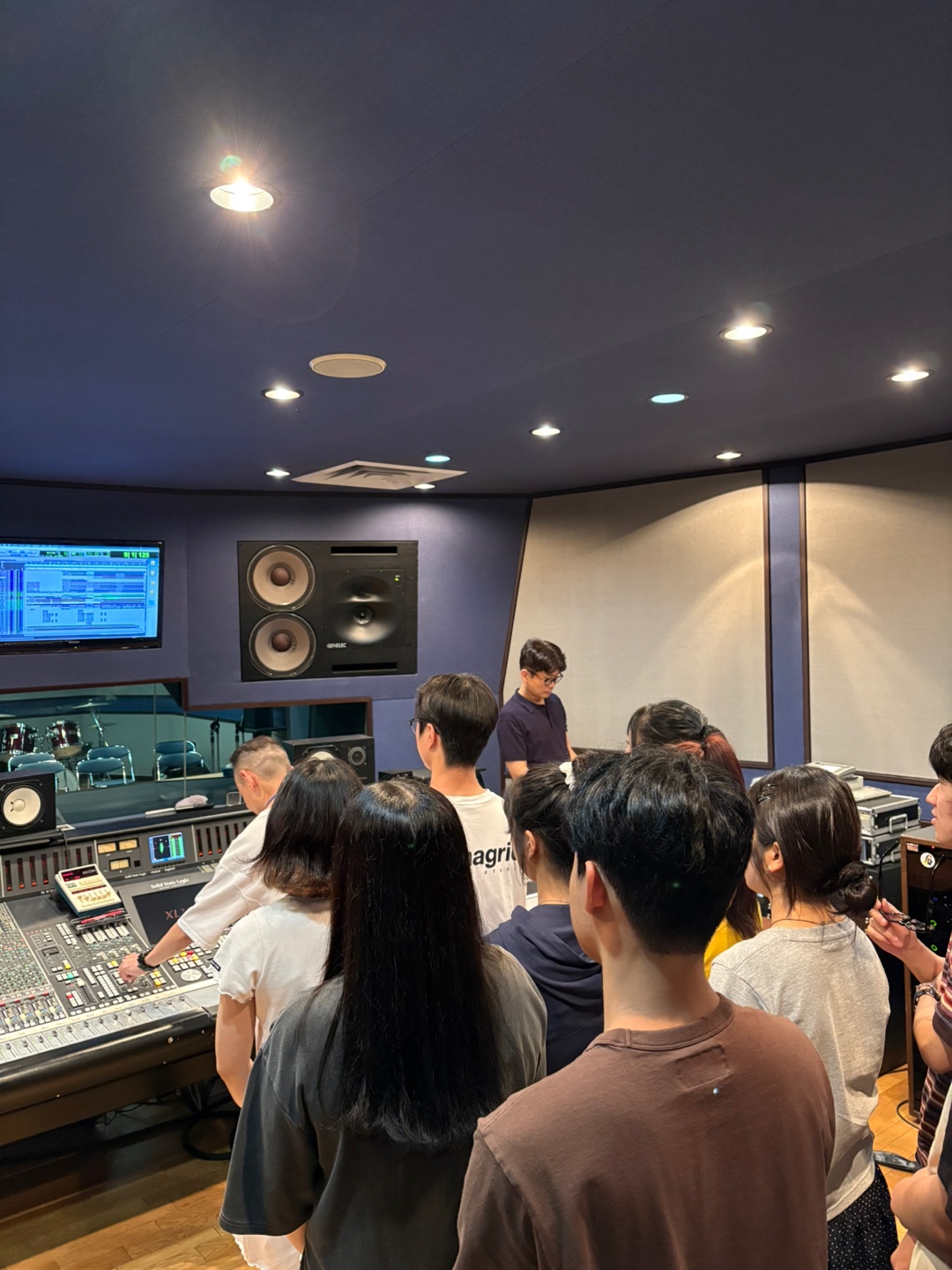 レコーディング体験の説明を受けていただいています