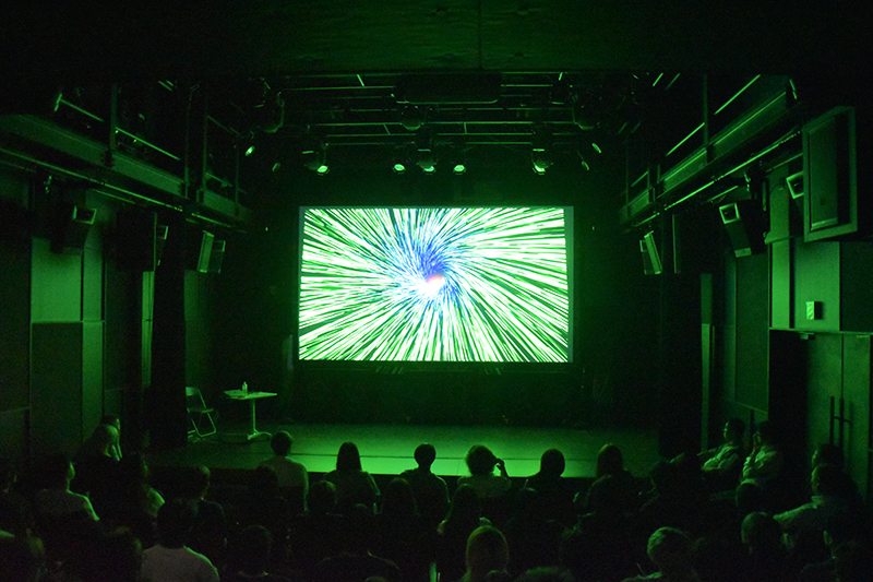 〈TAG-TAG Theatre〉
一般の映画館と同様のデジタルシネマ上映が可能なミニシアター。最新の映画音響技術「Dolby Atmos®」にも対応しており、ライブパフォーマンスや多人数での講義に使用することも可能。