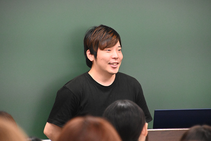 ドラマの現場で活躍中の西原嘉隆さん(20年度卒)