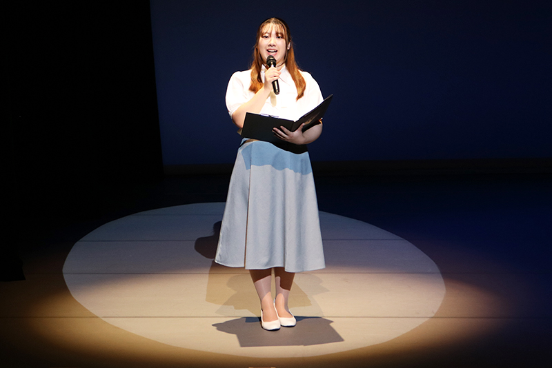 いよいよ開演!ステージ上であいさつします