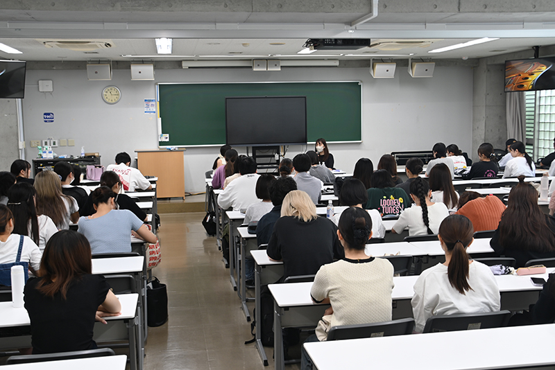 映画『ラストマイル』・ドラマ『海に眠るダイヤモンド』プロデューサーの新井順子さんが来校!
