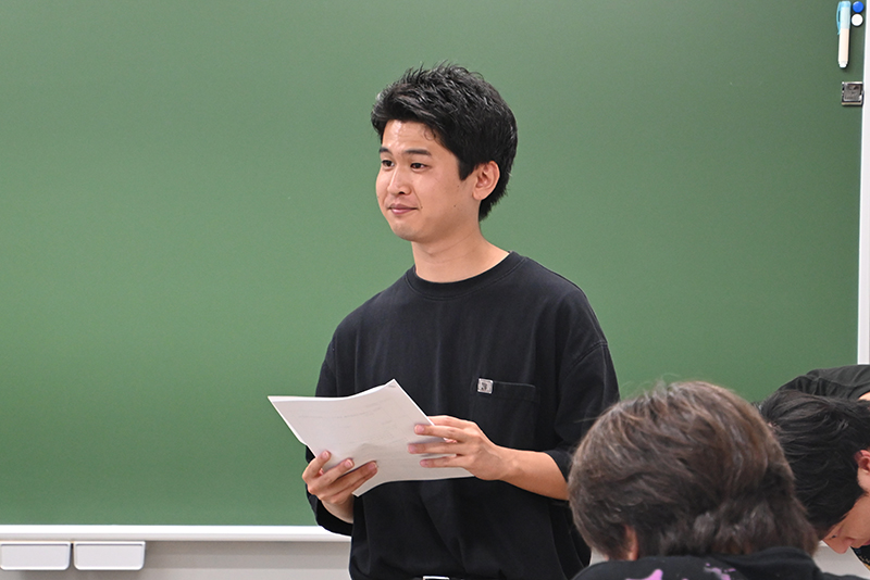 収録前に、パーソナリティーやゲストに企画の趣旨や番組の流れを説明します