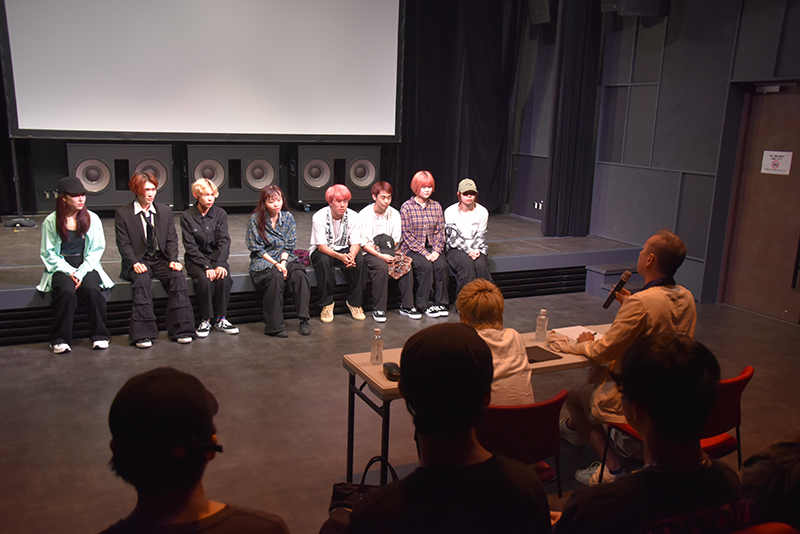 発表後は、講師のSETOさんやHORIEさん、2年生の先輩たちからコメントをもらいました。