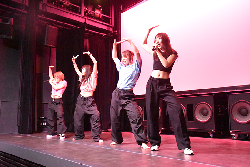 チームやソロでパフォーマンスを披露!曲や振り付け、衣装まで学生自身で考えて、ひとつのパフォーマンスをつくりあげます。