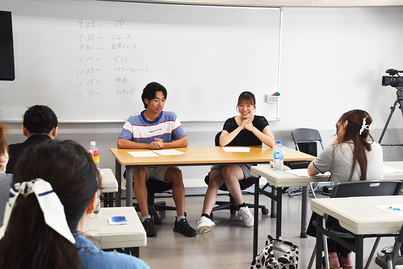 授業の後半は、学生たちが原稿読みにチャレンジ!