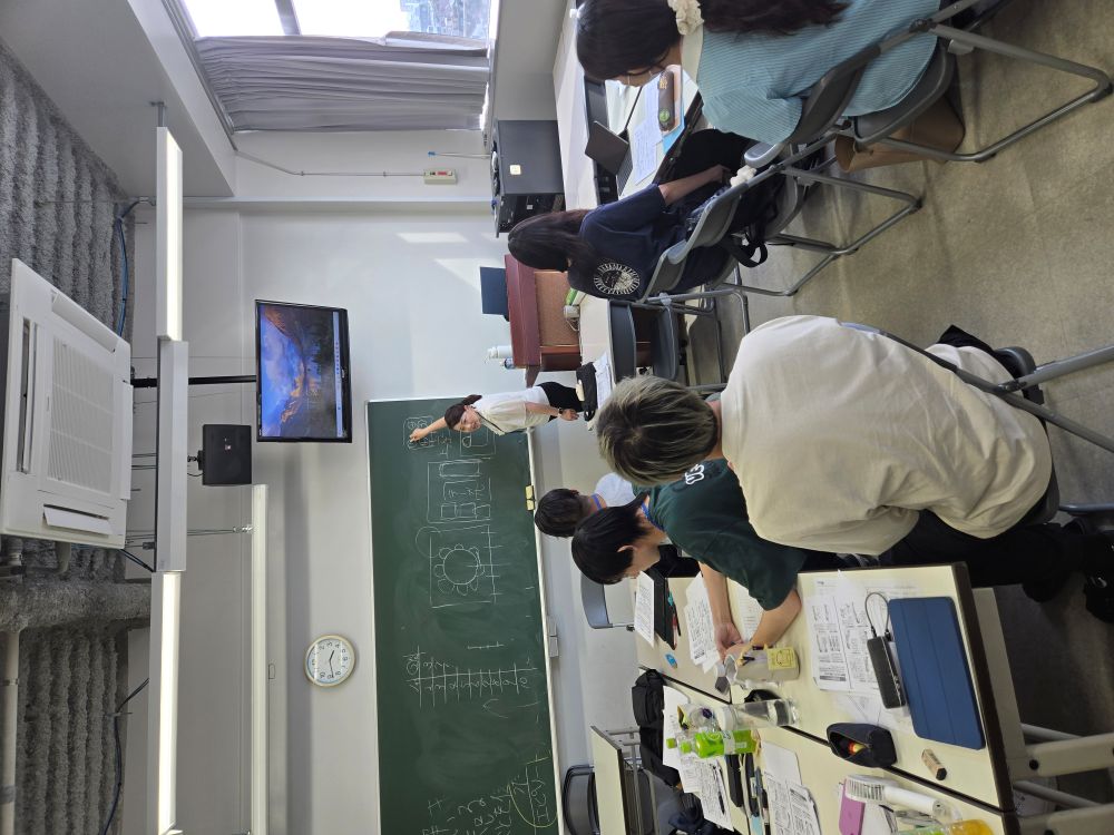 講師の先生の説明を真剣に聞いています