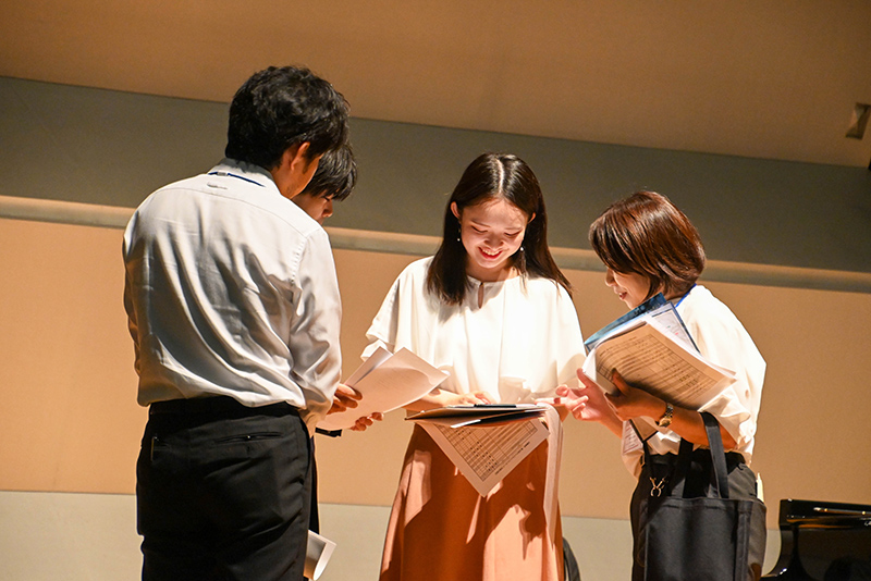 開演前に、進行について入念に打ち合わせ